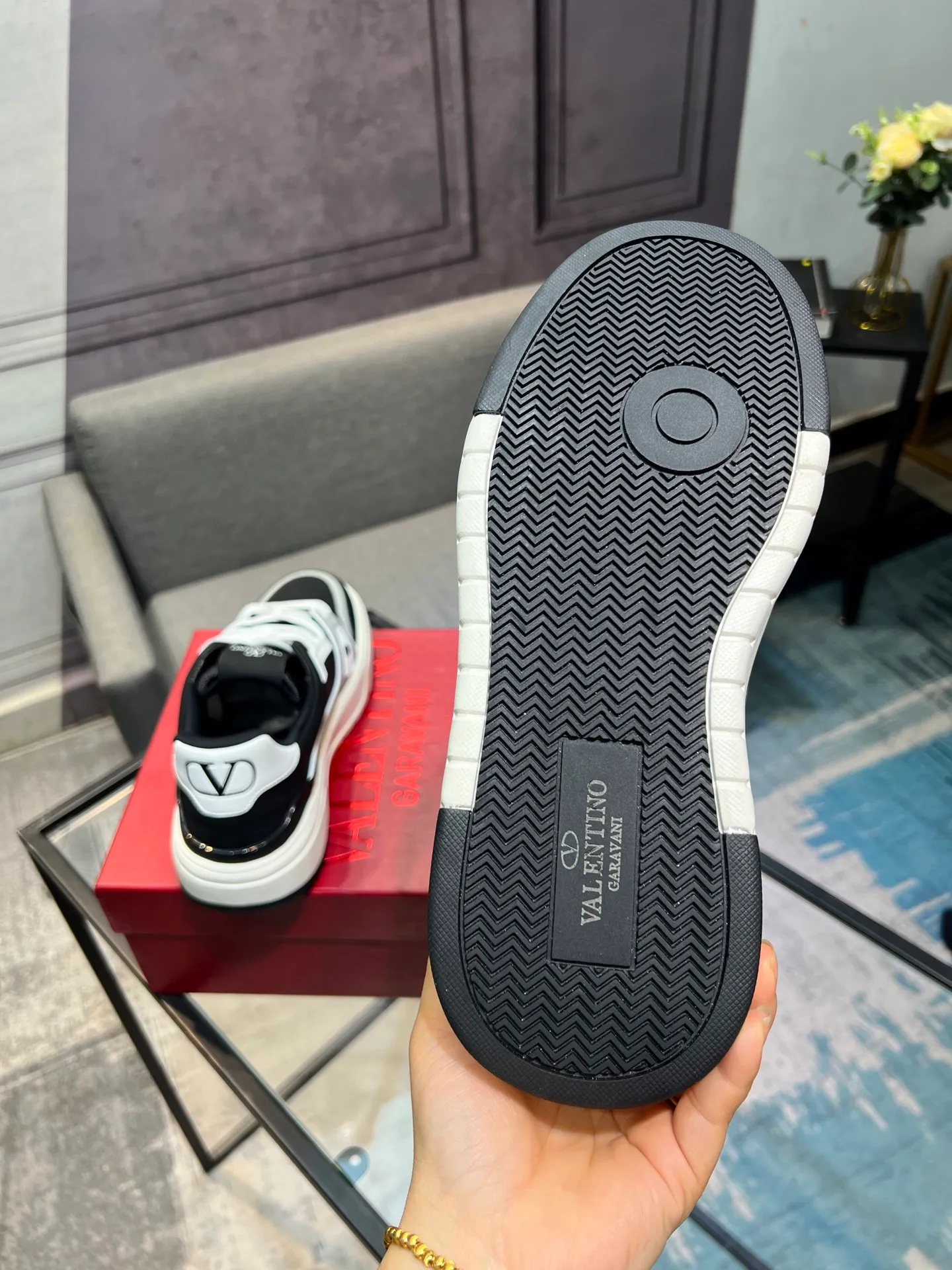 Men's men's shoes 💰660 𝑽𝒂𝒍𝒆𝒏𝒕𝒊𝒏𝒐 Valentino 𝑶𝒏𝒆𝑺𝒕𝒖𝒅 Couple's sneaker series Valentino 2025 latest couple's sneakers, celebrity style, hot sale. The original ZP was purchased and dismantled. Repeated pattern making and modification. I strive to restore the original version 1:1! Top luxury masterpiece, soft and comfortable, combining fashion and leisure, bringing excellent elegant texture and excellent on-foot comfort. Top purchase version upper: imported calfskin surface/original oil edge craftsmanship. Inner: water-dyed cowhide lining. Outsole: original development 𝐓𝐏𝐔 two-color combination outsole. Packaging: original configuration complete package. Code number: 35-44 yards. 34.45 can be customized. Can be customized (self-labeled-no label) order.